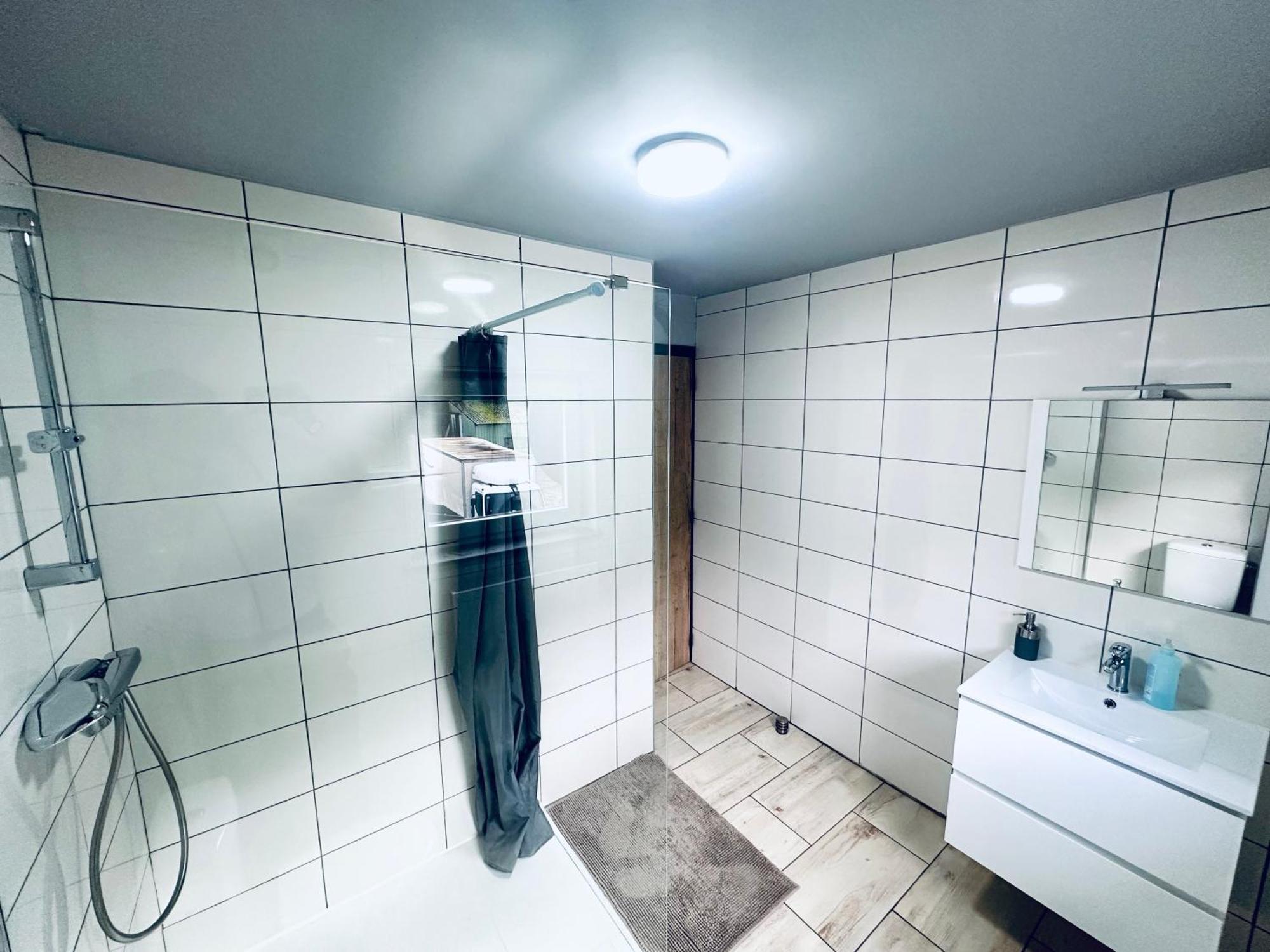 Chambre Et Sdd Privees Dans Une Maison Partagee Avec Des Residents 蒙斯 外观 照片